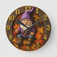 Herbstzwerg mit Ahornblättern rustikal
