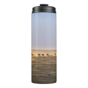 HERD ZEBRA AUF SAND-FELD THERMOSBECHER