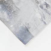 Herde gemischter Pferde, die im Schnee laufen Fleecedecke (Ecke)