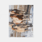 Herde gemischter Pferde, die im Schnee laufen Fleecedecke (Vorderseite)