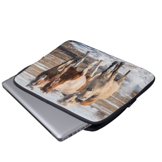 Herde gemischter Pferde, die im Schnee laufen Laptopschutzhülle (Vorne Knopf)