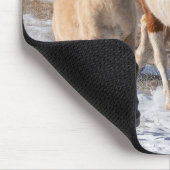 Herde gemischter Pferde, die im Schnee laufen Mousepad (Ecke)