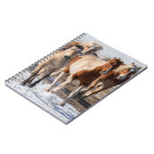 Herde gemischter Pferde, die im Schnee laufen Notizblock (Linke Seite)