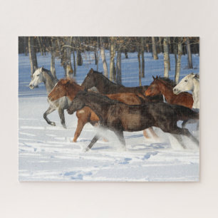 Herde von im Schnee laufenden Trakehner-Pferden Puzzle