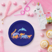 Herde wild lebender Tiere im violett blauen Hinter Pappteller (Party)
