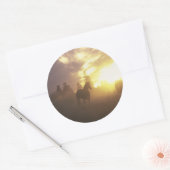 Herdenpferde im Sonnenuntergang Runder Aufkleber (Umschlag)