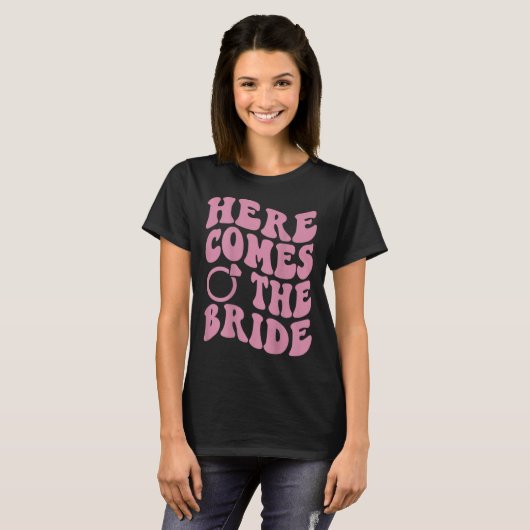 Here Comes Bride Groovy Groom Engaged Mrs Bachelor T-Shirt (Vorne ganz)
