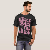 Here Comes Bride Groovy Groom Engaged Mrs Bachelor T-Shirt (Vorne ganz)