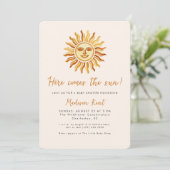 Here Comes the Sun Modern Boho Sun Baby Shower Einladung (Stehend Vorderseite)