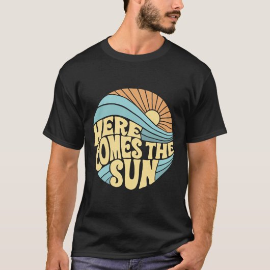 Here Comes The Sun — Retro Groovy Positive Vibes T-Shirt (Vorderseite)