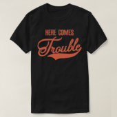 Here comes trouble T-Shirt (Design vorne)
