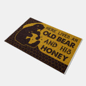 Here Lives An Old Bear And His Honey Fußmatte (Schrägansicht)