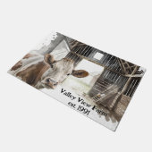 Hereford Cow und Rooster in Barn Fußmatte (Schrägansicht)