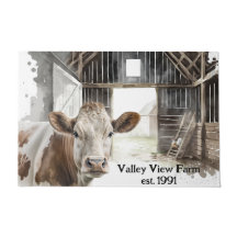 Hereford Cow und Rooster in Barn