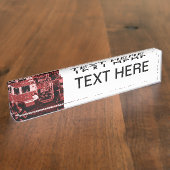 hereinkommender LKW Burgunder des Feuerwehrmannes Namensplakette (Seite)