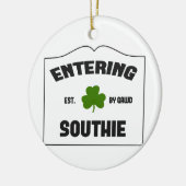 Hereinkommendes Southie Keramik Ornament (Links)