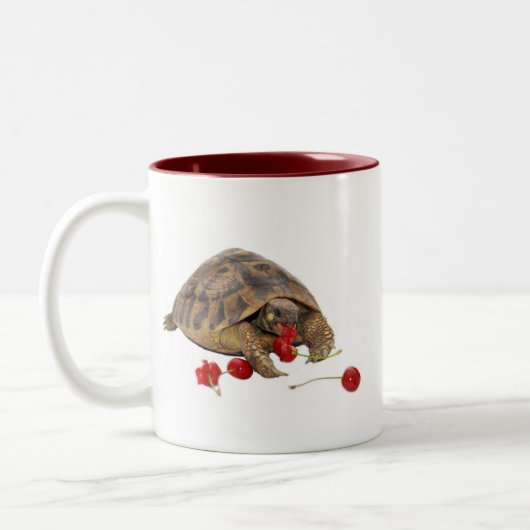 Hermann Schildkröte und Erdbeeren Zweifarbige Tasse (Links)