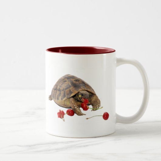 Hermann Schildkröte und Erdbeeren Zweifarbige Tasse (Rechts)