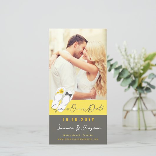 Herr & Frau Flip Flops Hibiskus Beach Wedding Foto Save The Date (Stehend Vorderseite)