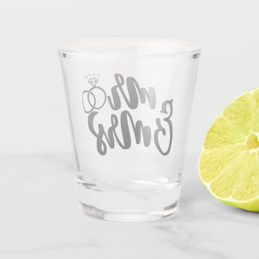 Herr & Frau Typografie mit Herz Hochzeit Schnapsglas (Rückseite)