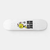 Herr Funny jongliert einen Fußball Skateboard (Horizontal)