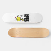 Herr Funny jongliert einen Fußball Skateboard (Horizontal)