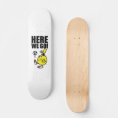Herr Funny jongliert einen Fußball Skateboard (Vorderseite)
