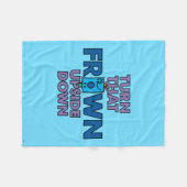 Herr Grumpy | Umdrehung des Frosches um den Kopf Fleecedecke (Vorderseite (Horizontal))