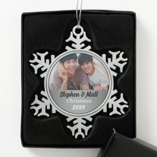 Herr & Mr. Gay Marriage Silver Damask Foto Schneeflocken Zinn-Ornament (Box)