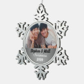 Herr & Mr. Gay Marriage Silver Damask Foto Schneeflocken Zinn-Ornament (Rechts)