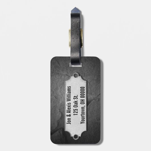 Herr & Mrs. auf dunkelgrauem Stein Gepäckanhänger (Rückseite vertikal)