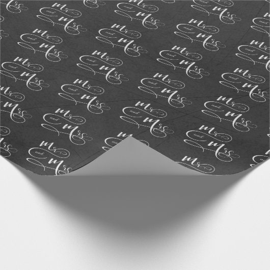 Herr & Mrs. auf schwarzer Tafel Geschenkpapier (Ecke)