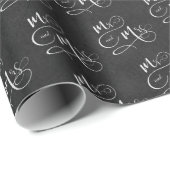 Herr & Mrs. auf schwarzer Tafel Geschenkpapier (Rolleneckpunkt)