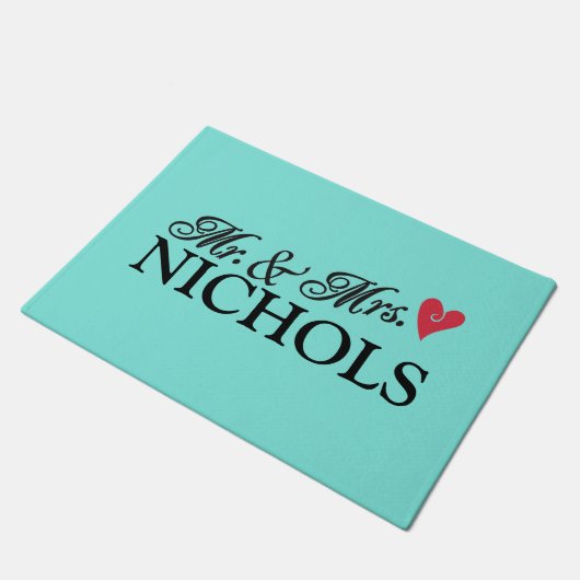 Herr & Mrs. {Dein Name hier} Doormat Fußmatte (Schrägansicht)