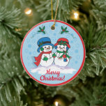 Herr & Mrs. Frosty The Snowman Keramik Ornament<br><div class="desc">Personalisieren Sie dieses einzigartige "Eine von einer Art" Weihnachtsschmuck! Herr & Mrs. Frosty Der Schneemann,  der seine Weihnachtshats trägt,  Ohrmuffs und -skarven machen einen zauberhaften Weihnachtsspaziergang durch ein "Schneewinterwunder"! Originelle Kunstmalerei des Künstlers Kerry Miller.</div>