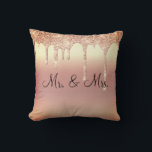 Herr & Mrs. Glitzer Wedding Keepake Elegant Kissen<br><div class="desc">Schöner Satin-Look Glitzer "Mr. & Mrs. "I Liebe you" Kissen. Wie hübsch wäre das auf einem Bett oder einem Wohnzimmer in einem Schlafzimmer? Eine Seite ist für die neue Herren und Frau,  die andere Seite hat "I Liebe You" Typografie.</div>