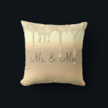 Herr & Mrs. Gold Glitzer Wedding Keepake Elegant Kissen<br><div class="desc">Schöner Glitzer in Gold-Look "Mr. & Mrs. "I Liebe you" Kissen. Wie hübsch wäre das auf einem Bett oder einem Wohnzimmer in einem Schlafzimmer? Eine Seite ist für die neue Herren und Frau,  die andere Seite hat "I Liebe You" Typografie.</div>