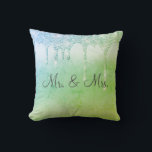 Herr & Mrs Green Glitzer Keepake Elegant Kissen<br><div class="desc">Schöner grüner Glitzer Satin-Look Glitzer "Mr. & Mrs. "I Liebe you" Kissen. Wie hübsch wäre das auf einem Bett oder einem Wohnzimmer in einem Schlafzimmer? Eine Seite ist für die neue Herren und Frau,  die andere Seite hat "I Liebe You" Typografie.</div>