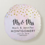 Herr & Mrs. Imitate Gold Confetti auf Lila Hochzei Rundes Kissen<br><div class="desc">Herr Und Frau Gedenkkissen für Hochzeiten. Konzipiert mit Fake Gold Konfetti sprinkled entlang der Spitze. Ein blasser lila und gelber Aquarellhintergrund.</div>