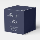 Herr & Mrs. in White Script Midnight Blue Wedding Geschenkschachtel (Vorderseite)