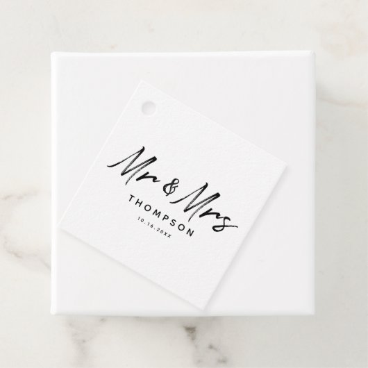 Herr & Mrs. Modern Schwarz-weiß Script Wedding Geschenkanhänger (Beispiel)
