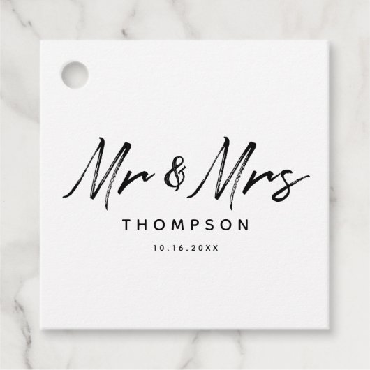 Herr & Mrs. Modern Schwarz-weiß Script Wedding Geschenkanhänger (Vorderseite)