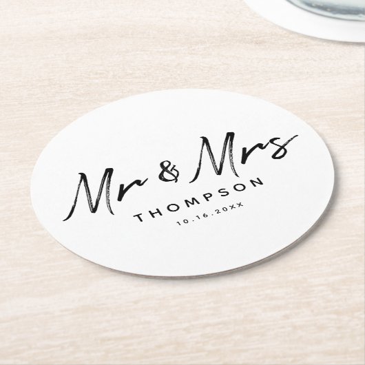 Herr & Mrs. Modern Schwarz-weiß Script Wedding Runder Pappuntersetzer (Angewinkelt)