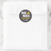 Herr & Mrs Modern typography wedding Save the Date Runder Aufkleber (Tasche)