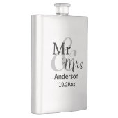 Herr & Mrs. Neuverheirateter Name mit Hochzeitdatu Flachmann (Rechts)