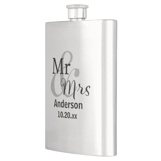 Herr & Mrs. Neuverheirateter Name mit Hochzeitdatu Flachmann (Links)