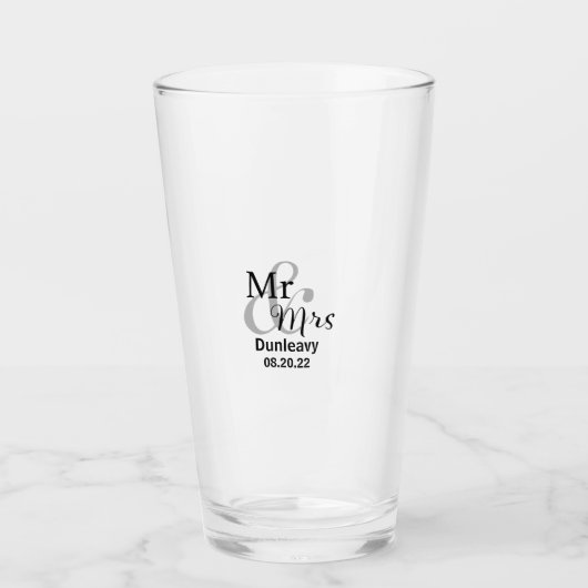 Herr & Mrs. Neuverheirateter Name mit Hochzeitdatu Glas (Vorderseite)