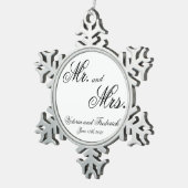Herr & Mrs. Newlywed Schneeflocken Zinn-Ornament (Rechts)