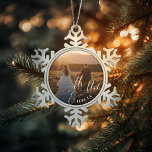 Herr & Mrs. Newlyweds Foto Schneeflocken Zinn-Ornament<br><div class="desc">Erstes Weihnachtsgeschenk für frische Weds oder Ihren neuen Ehepartner. "Herr & Mrs." Skriptüberlagerung auf Ihrem Foto.</div>