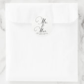 Herr & Mrs. Schwarz-weiß Script Custom Wedding Gef Runder Aufkleber (Tasche)